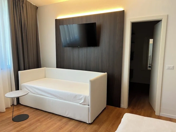Standard Quadruple room with partial view