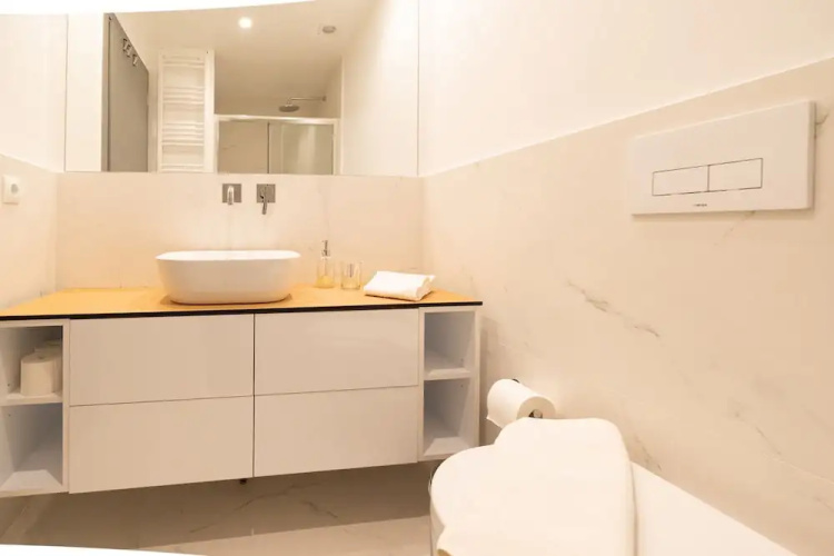 LIV - Luminous Spacious Apartment in Pagrati