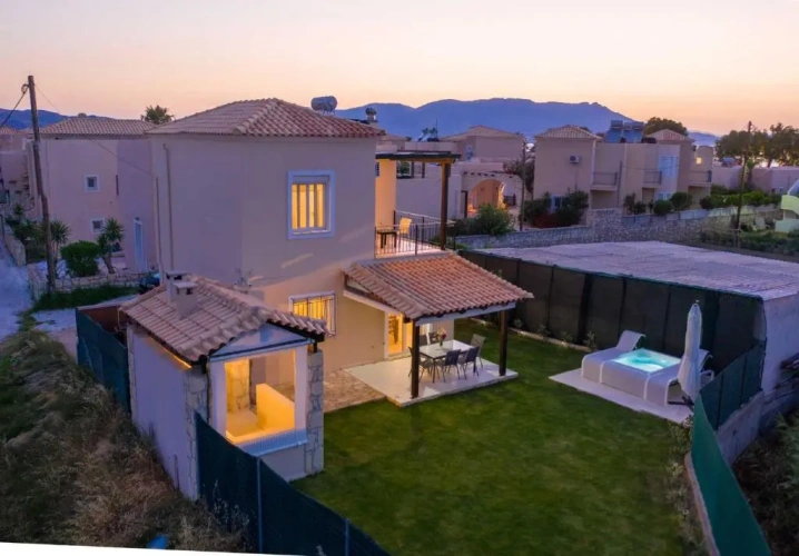 2 Bedrooms Villa