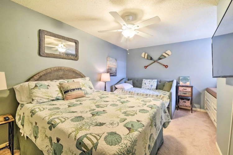 Bright and Breezy Condo, 2 Mi to Whitecap Beach!