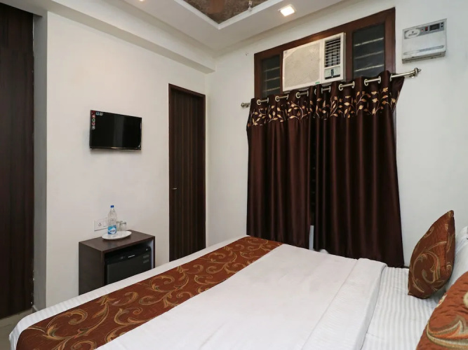 OYO 11648 CP Residency