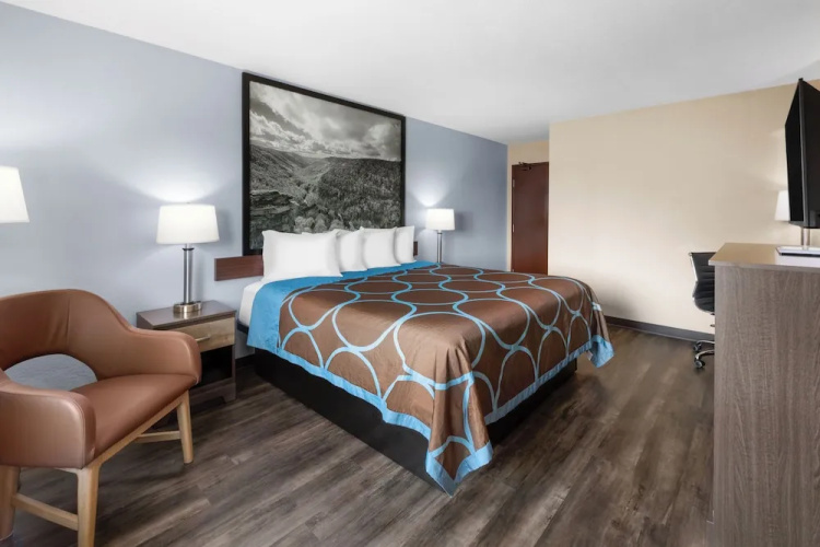 Super 8 Fairmont