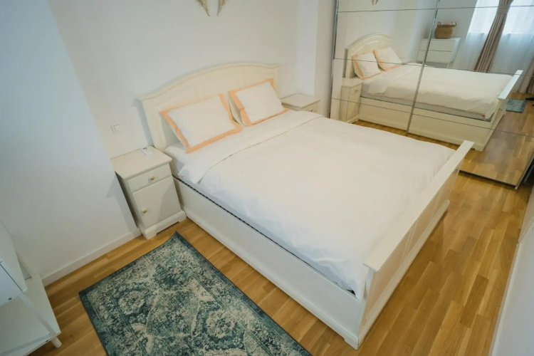Central 1BR - city view + large balcony + Netflix