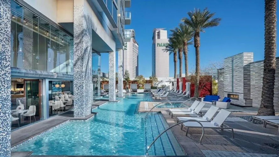Luxurious Studio Balcony Access 26319
