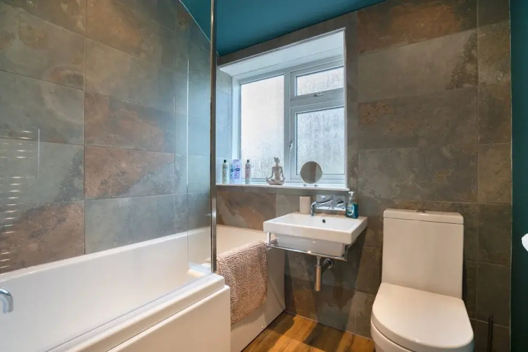 Large-2 Bed House-free Parking