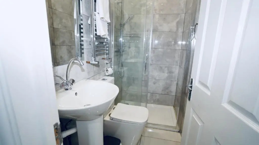 Luxury Apt Close To Ilford Station - Free Parking