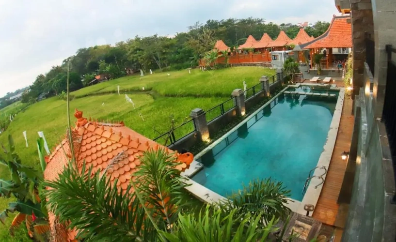 Suite with pool view