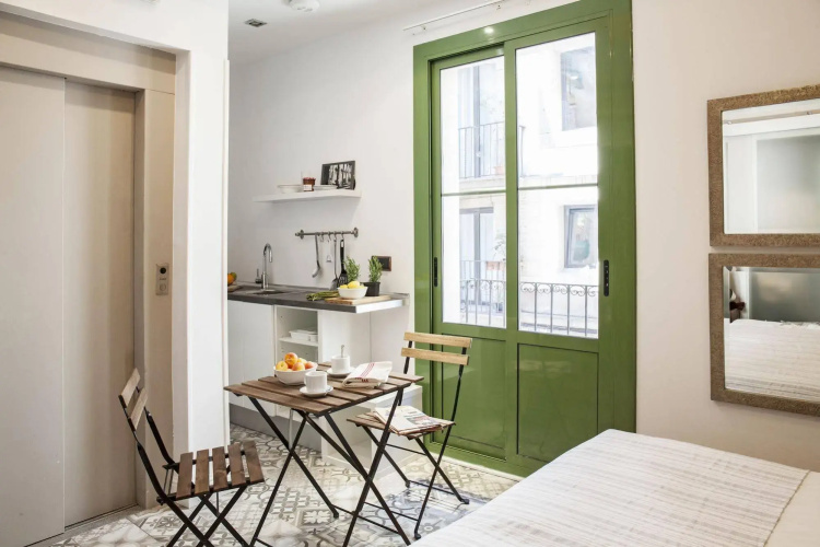 Ainb Born-damas Apartments