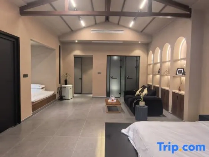Suite with courtyard view