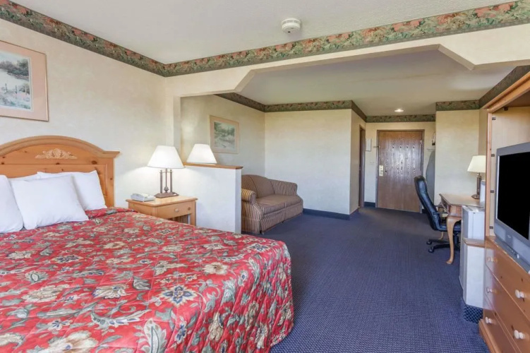 Days Inn & Suites Dundee