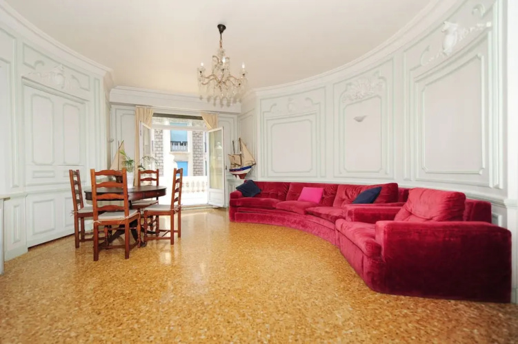 Royal Negresco - 5 Stars Holiday House