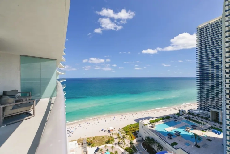 1 Bedroom Luxury Apartment with balcony and with ocean view