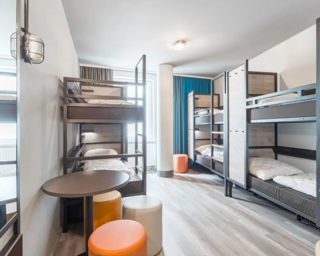 Sextuple room