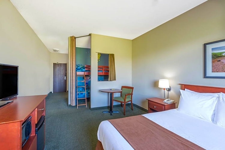 Standard Sextuple Family room