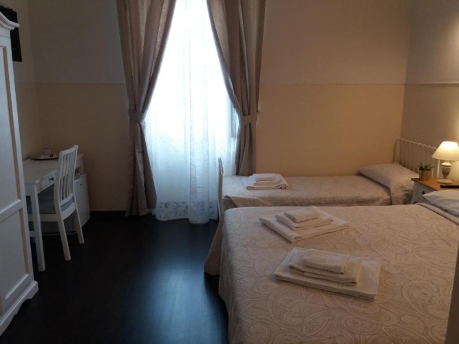 Standard Triple room with city view