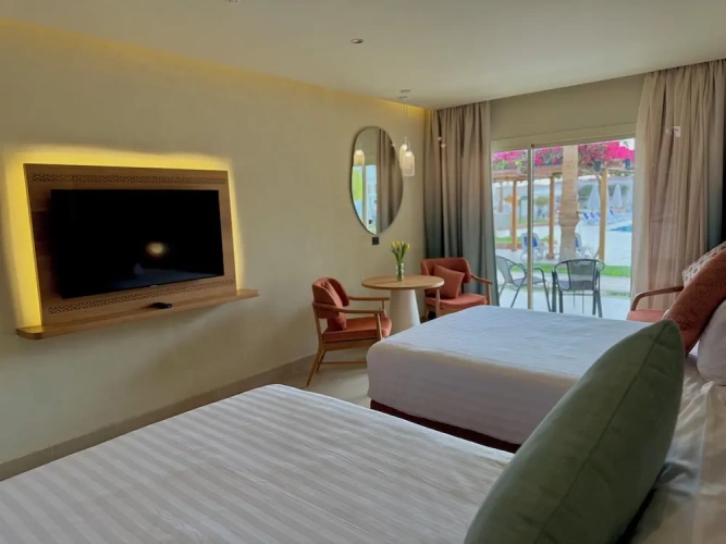 (Beach Side) Superior Twin Ground Floor room with pool view
