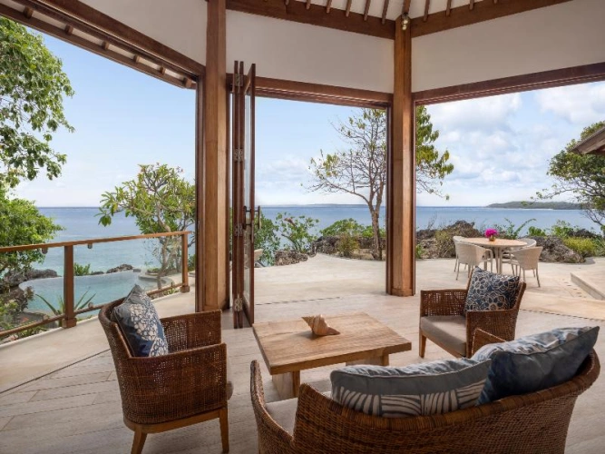 Villa with balcony and with sea view