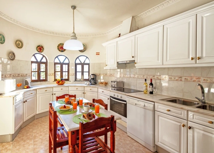6 Bedrooms Villa beachfront
