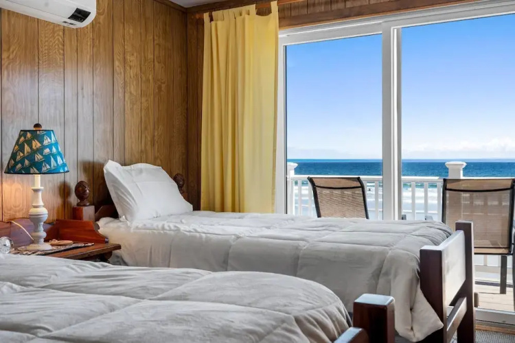 Beachfront Pet Friendly Sleeps 15 Bbq!