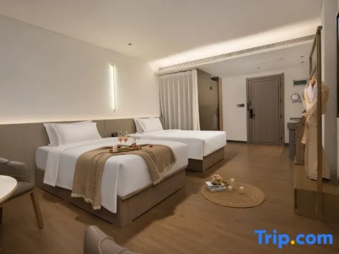 Standard Twin room with lake view