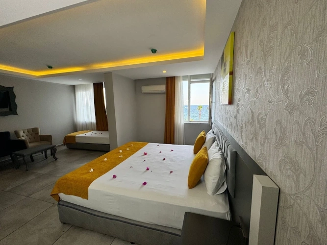 Standard Twin room with partial sea view