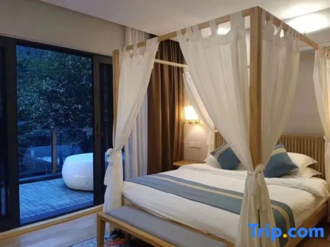 Suite with balcony