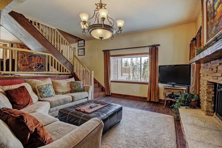 High Point Chateau 4 Bedroom Home by RedAwning
