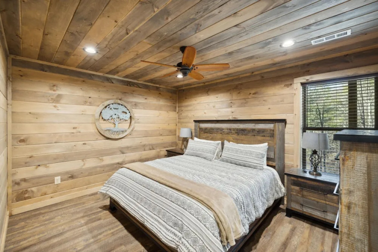 Hillside Hideaway 3 Bedroom Cabin by RedAwning