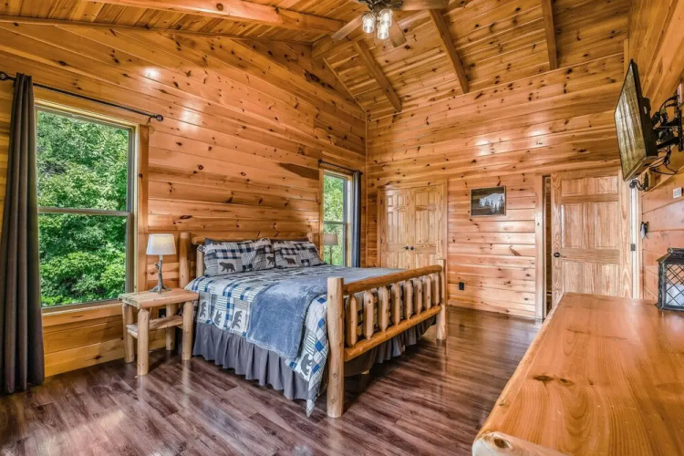 Bear Ridge 3 Bedroom Cabin by RedAwning
