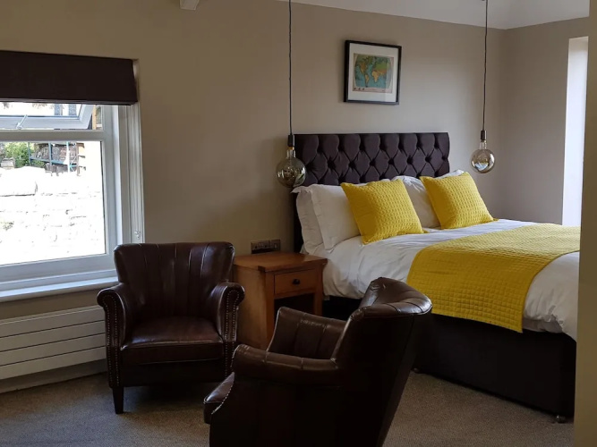 The Bowes Hotel