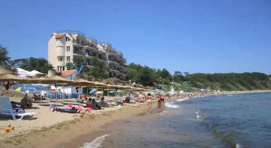 Akra Apartments