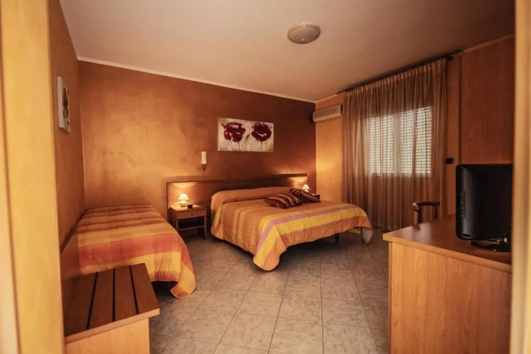 Standard Triple room