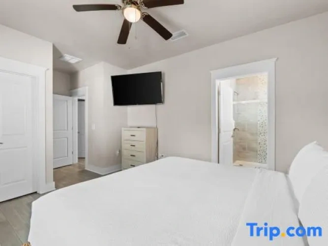 3 Bedrooms Apartment