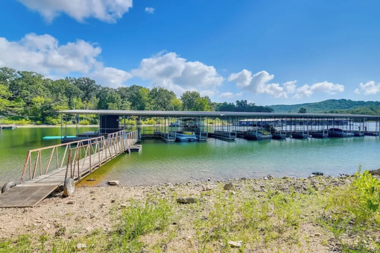 Charming Studio w/ Pool & Table Rock Lake Access!