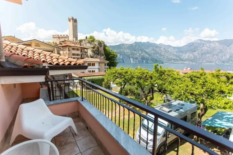 1 Bedroom Classic Apartment with balcony and with lake view