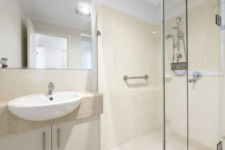 Spacious 2-bedroom With Private Parking Access