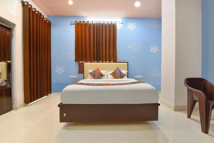 Fabexpress Shree Thakur- 700 Meter Away From Railway Station