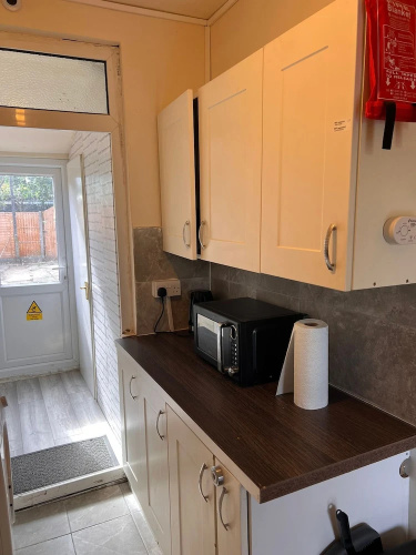 Budget 5-bed Apartment in Barking