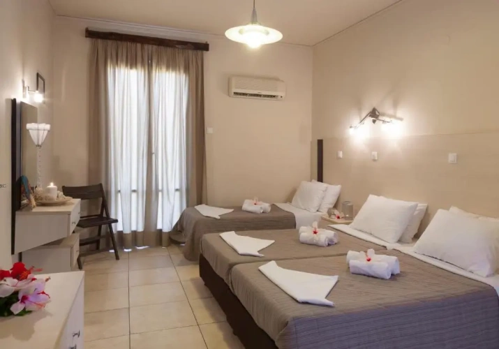 Standard Triple room