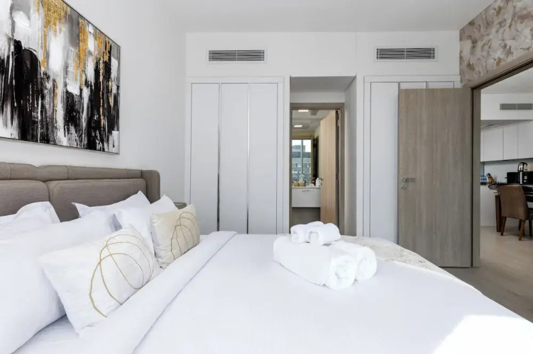 Waves - Urban Chic 1BR Apt With Maid