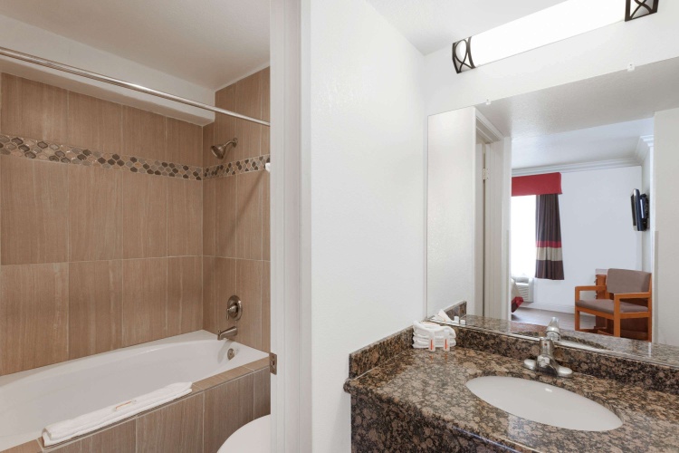 Super 8 by Wyndham Santa Clarita/Valencia photo 9