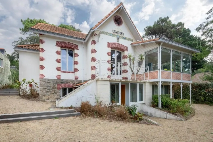 5 Bedrooms Cottage