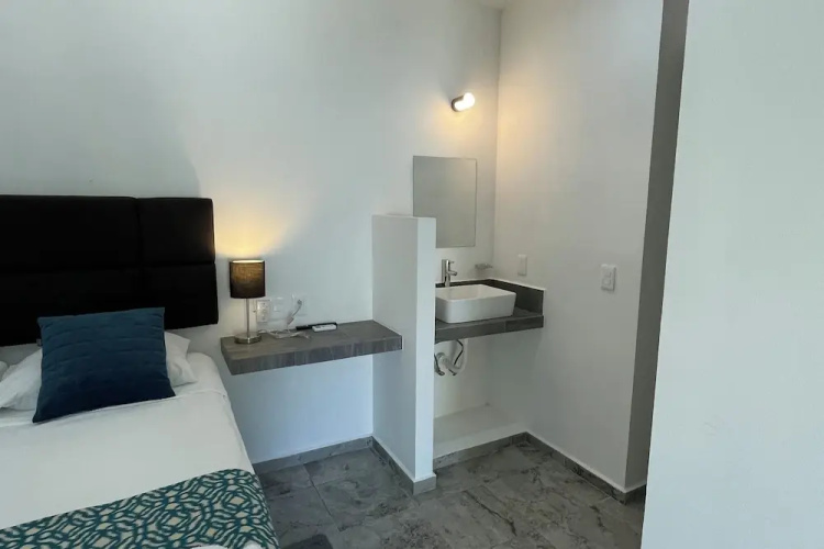 Lavish Studio w Balcony Downtown 3