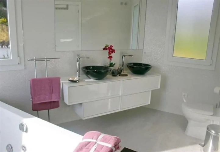 5 Bedrooms Villa