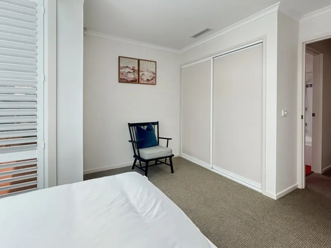 Spacious 4-bed Home With Coastal Charm