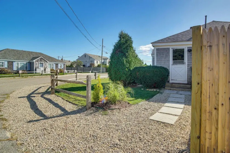 Steps to Eats & Craigville Beach! Cape Cod Cottage