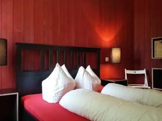 Roter Bungalow am Strand _50m_ _ O