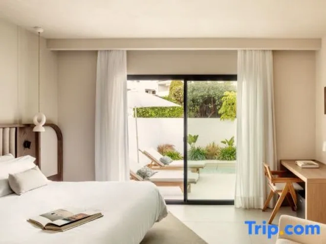 5 Bedrooms Villa