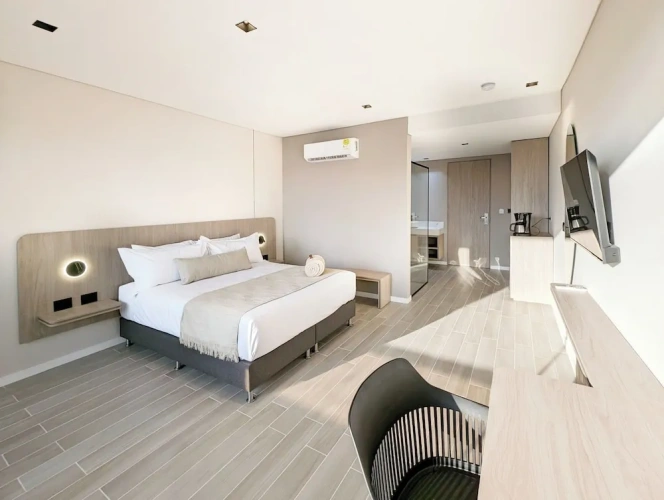 Suite with balcony and with city view