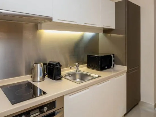 Dubai Mall short walk large studio | Balcony